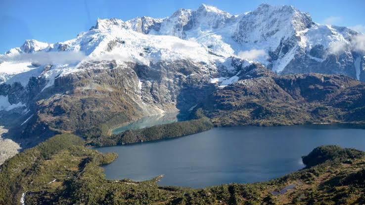 Lago glacial cercado de montanhas nevadas na Patagônia Chilena