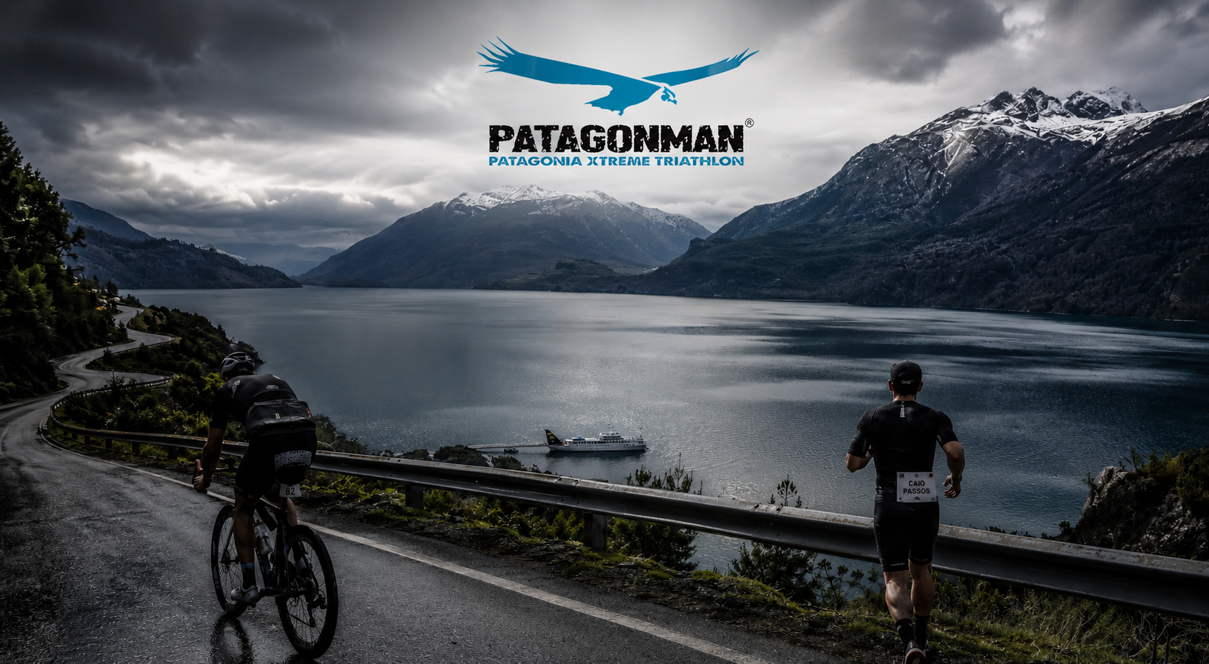 Caio Passos correndo e pedalando à beira de um fiorde na Patagônia Chilena, com a logo Patagonman